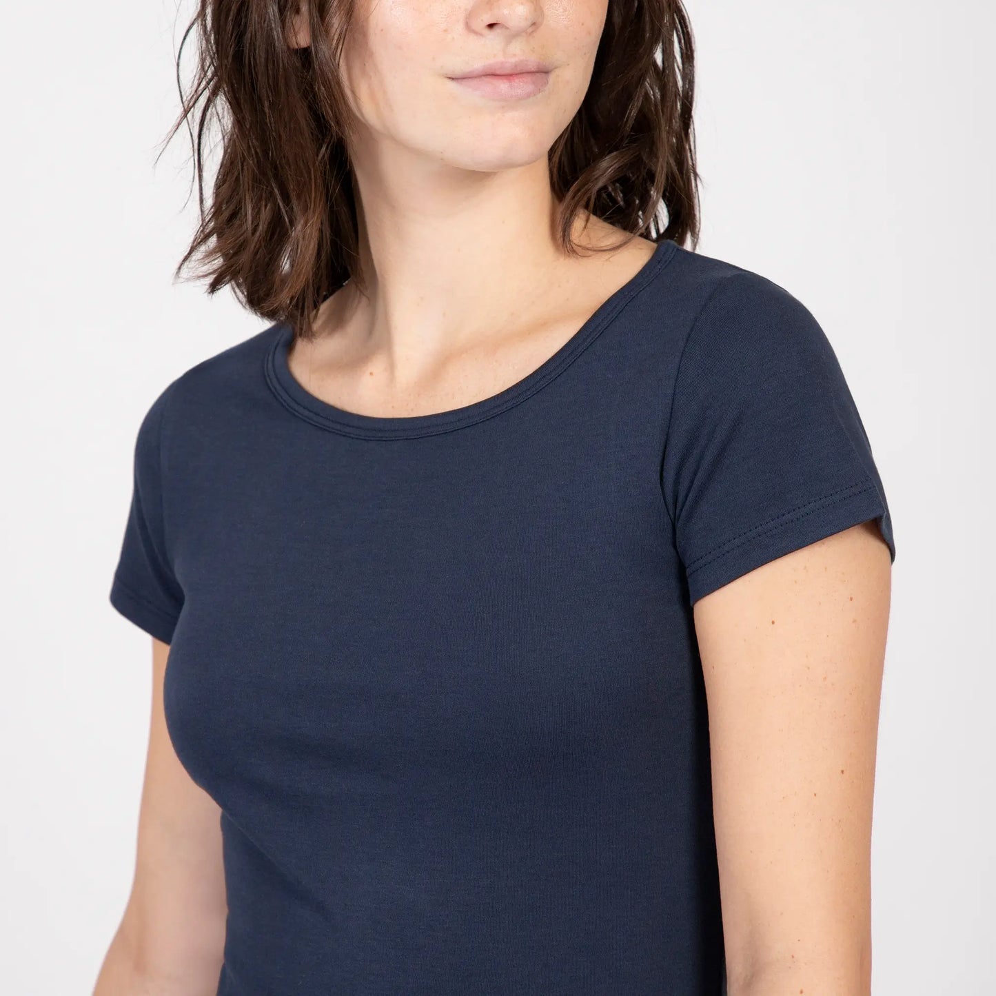 womens sustainable brand tshirt crew neck color navy blue